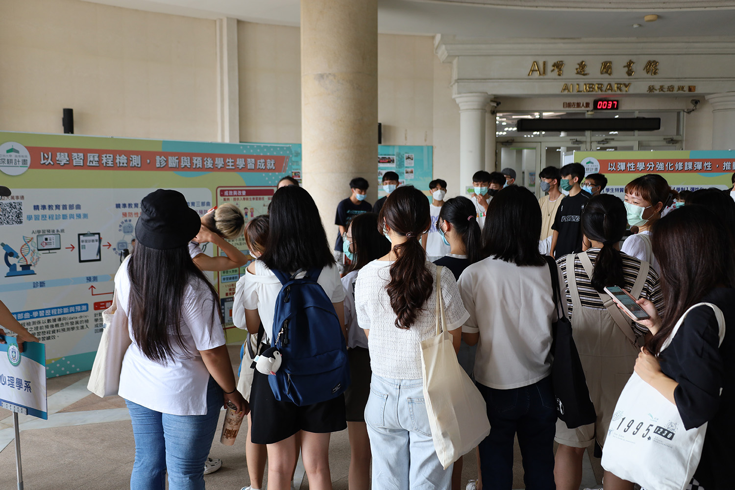 图为亚大举办「翼起深耕大学起飞博览会」，让新生认识学校的人才培育计画