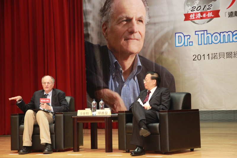 亞洲大學校長蔡進發(右)與2011諾貝爾經濟學獎得主沙金特博士對話。