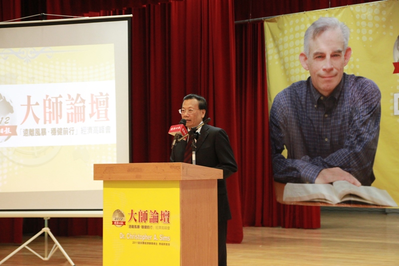 亞洲大學舉辦「大師論壇」，校長蔡進發在台上致詞。