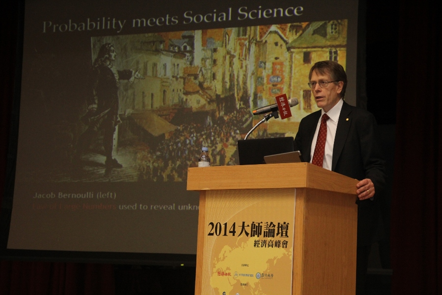 2013年諾貝爾經濟獎得主韓森博士在亞洲大學演講。