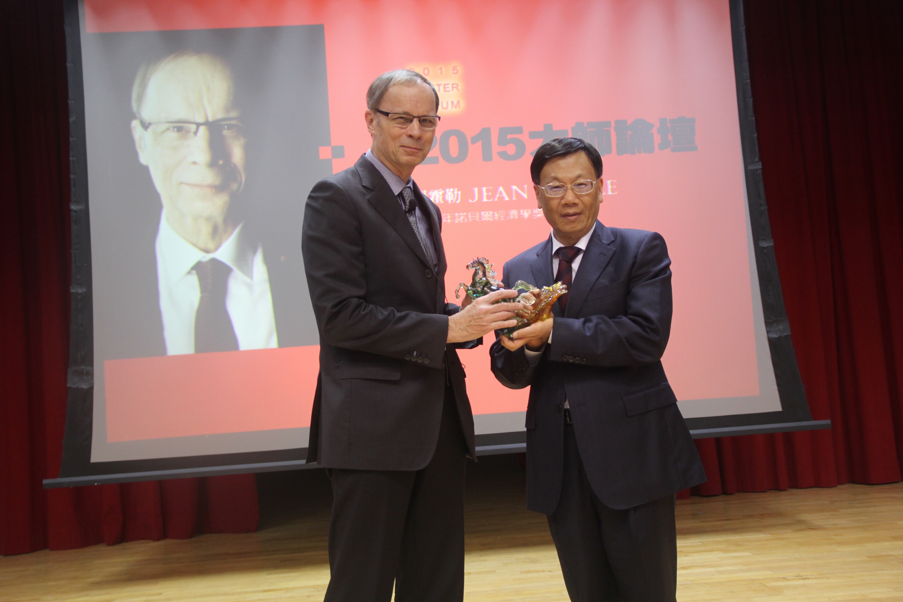 亞洲大學校長蔡進發致贈紀念品予諾貝爾經濟學獎得主提霍勒。