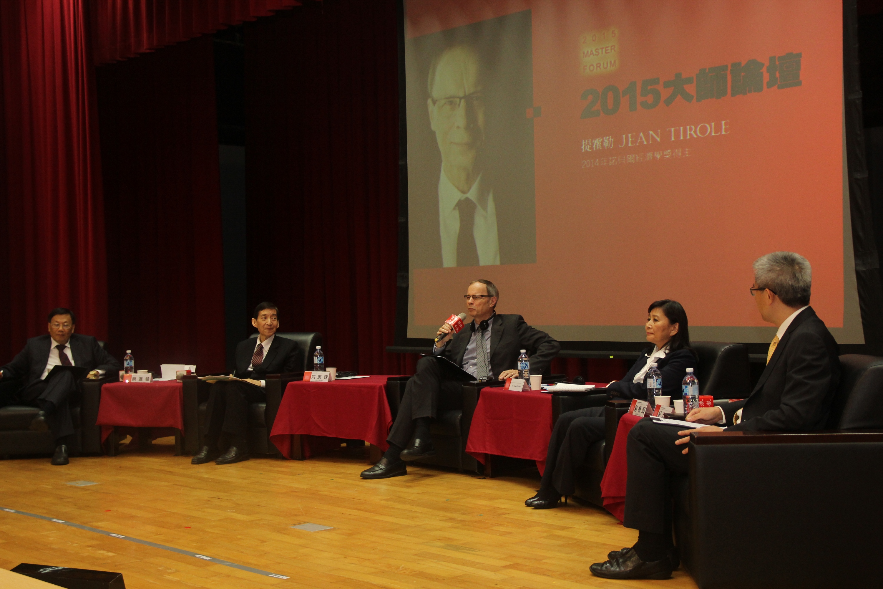 2014年諾貝爾經濟學獎得主提霍勒於座談中，與亞洲大學師生分享經驗。
