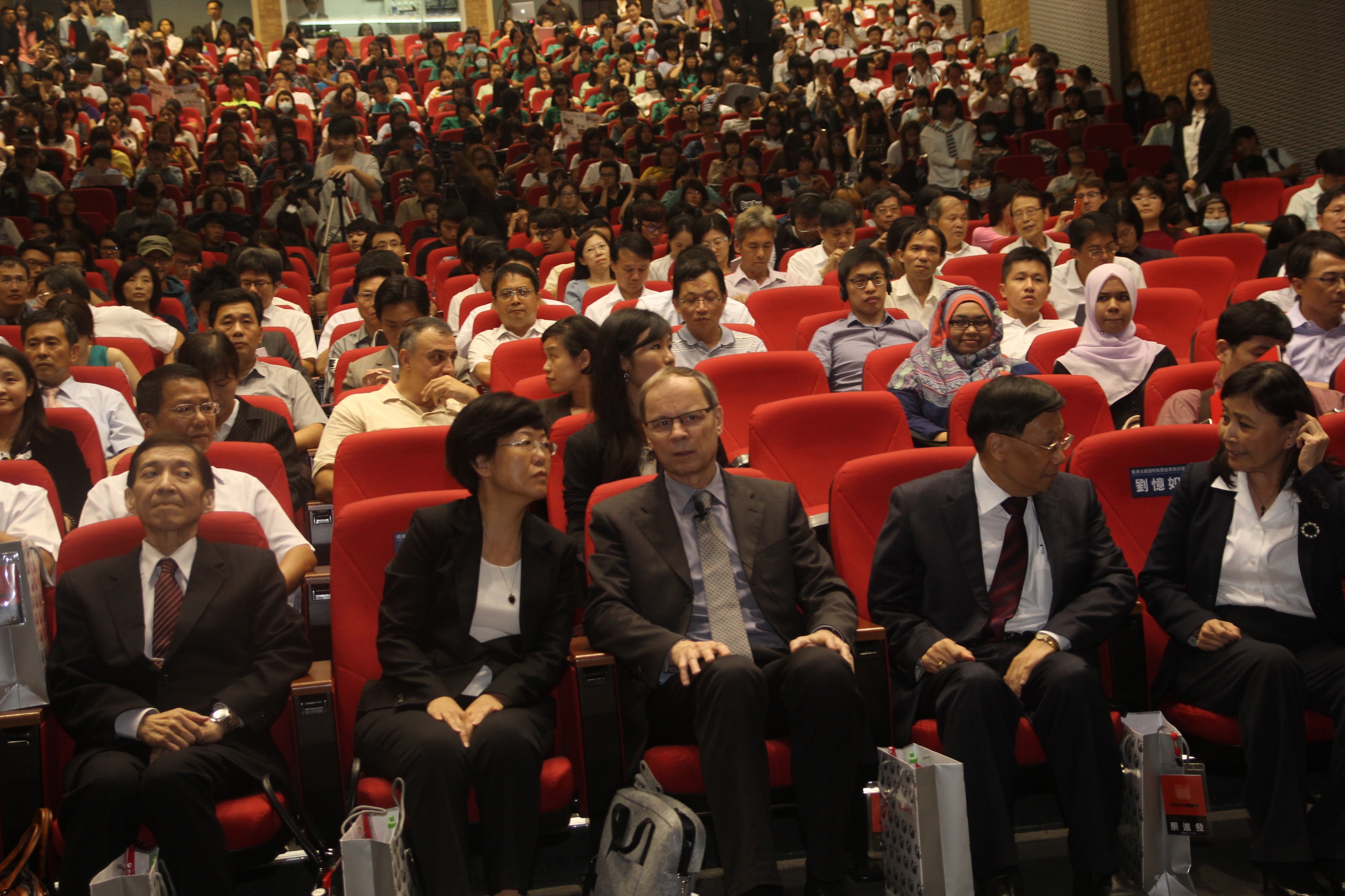 2014年諾貝爾經濟學獎得主提霍勒（Jean Tirole），20日在台中市亞洲大學演講，參與者踴躍，擠滿會場。