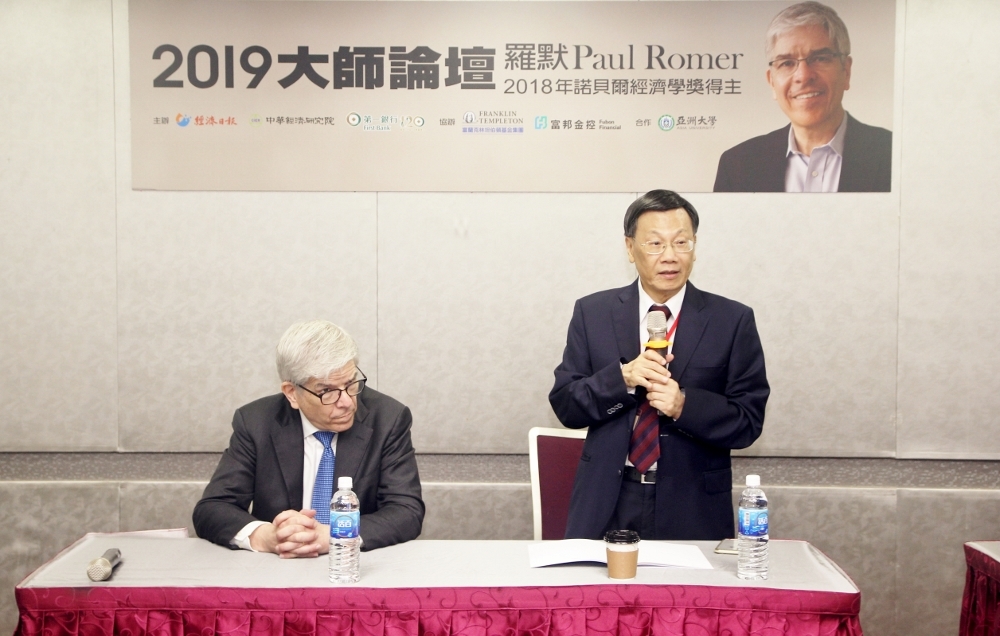 2018諾貝爾經濟學獎得主Paul Rome與亞洲大學師生座談，蔡進發校長致詞歡迎。
