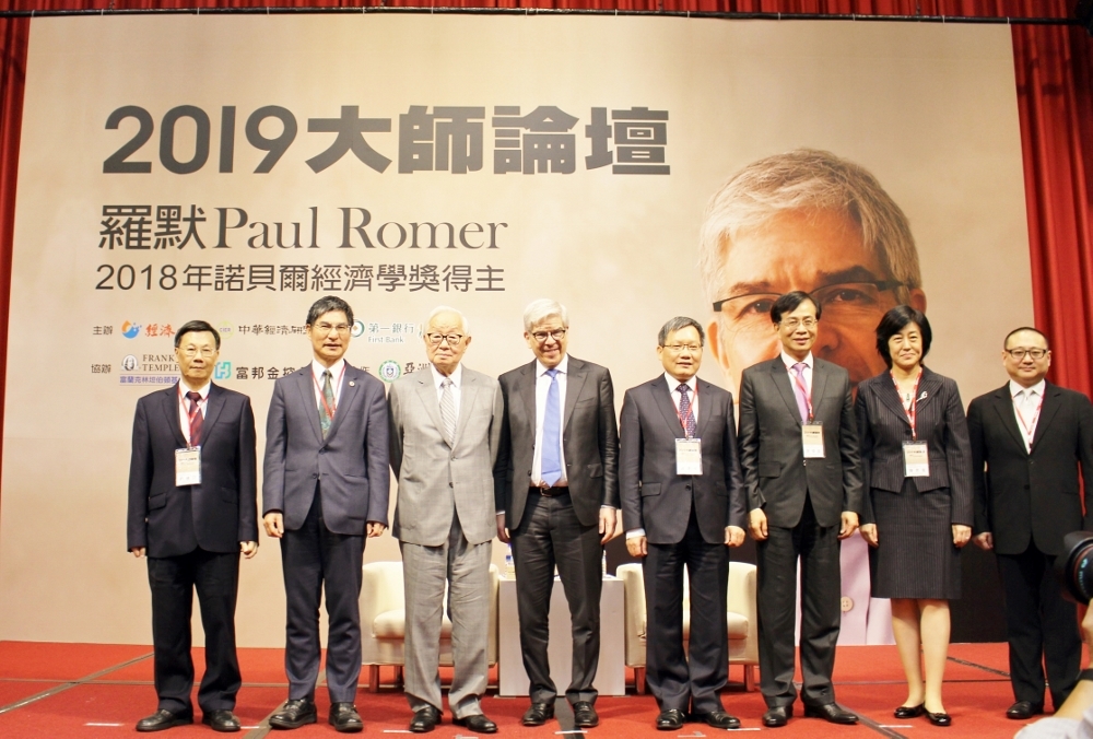 2019大師論壇登場，亞洲大學校長(左一)與2018諾貝爾經濟學獎得主Paul Romer等位貴賓合影。