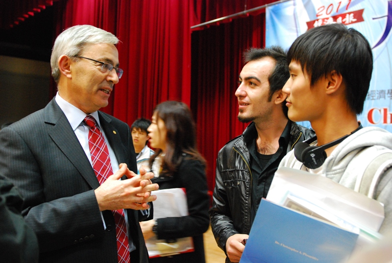 皮薩里德斯教授與亞洲大學學生討論經濟，互動熱絡。