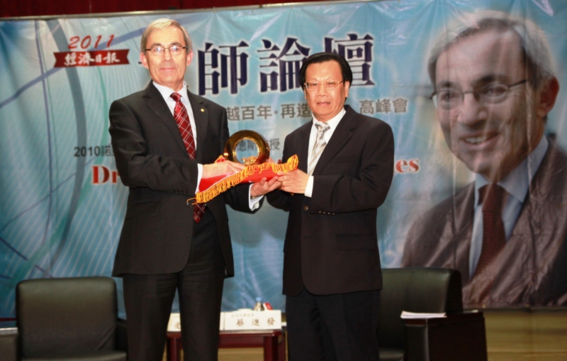 亞洲大學校長蔡進發贈送中國琉璃給皮薩里德斯教授。