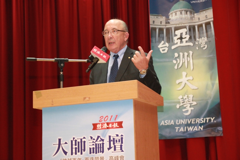 諾貝爾大師摩坦森博士在亞洲大學演講。