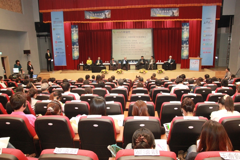 摩坦森教授演講會上，亞洲大學學生出席踴躍，座無虛席。
