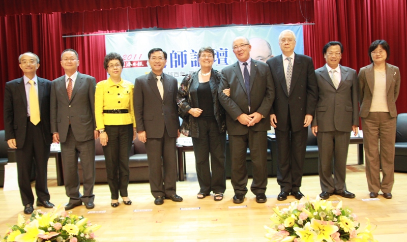 諾貝爾大師摩坦森博士伉儷(左五和左六)與亞洲大學教授合影留念。