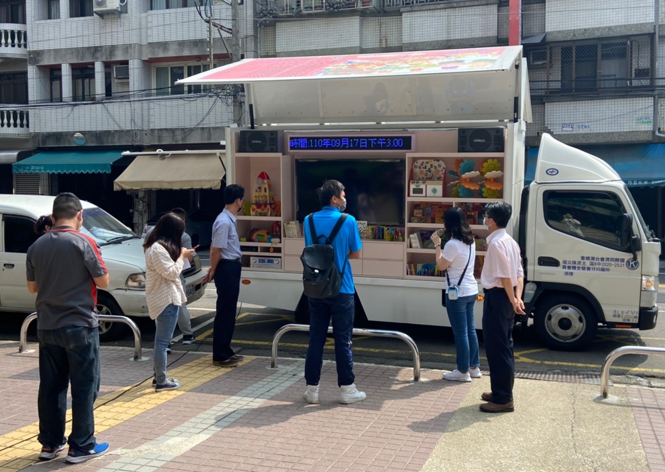 圖為大里親子館人員，介紹社區托育資源展翅行動車的功能