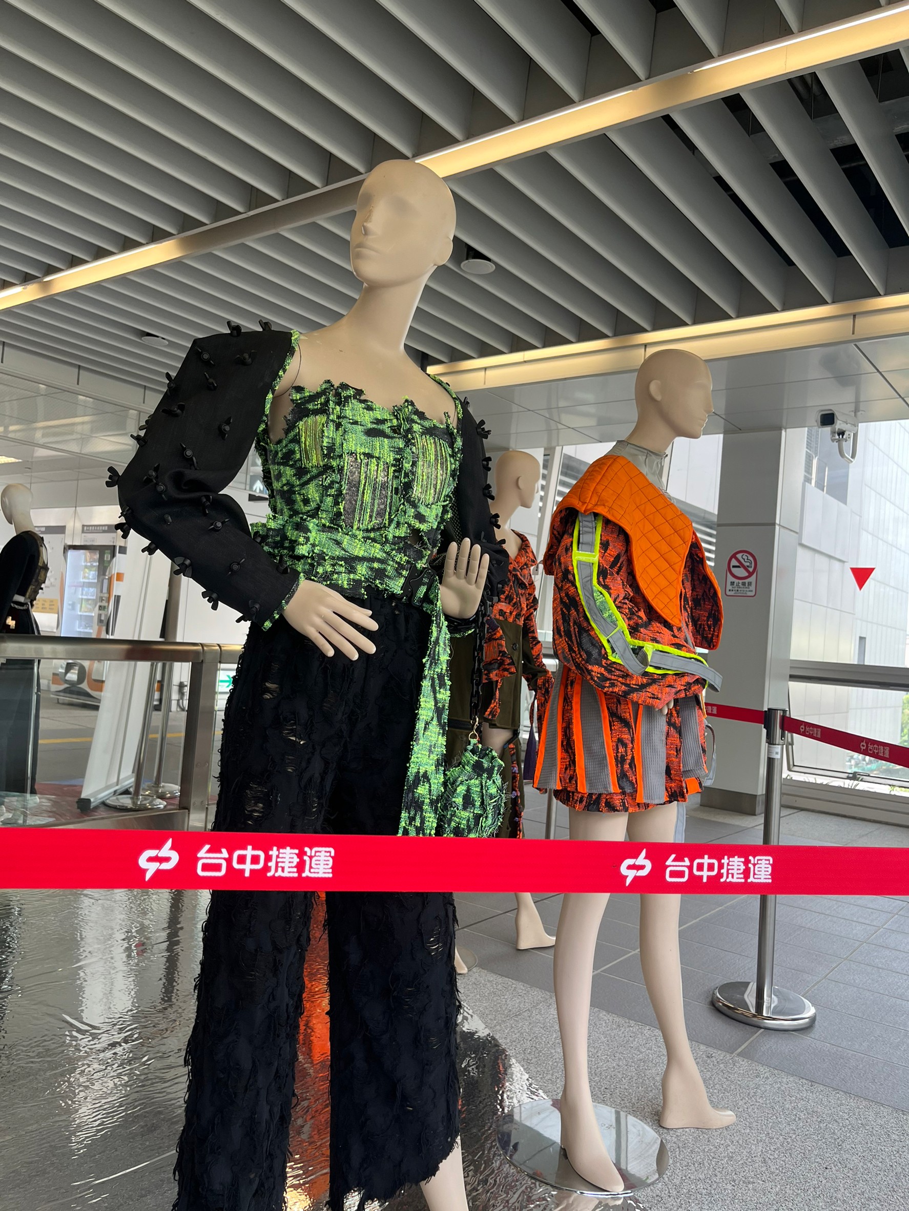 图为亚大时尚系在台中捷运文心中清站的展示作品，透过发光布料、服装解构再造及异材质结合，呈现科技感