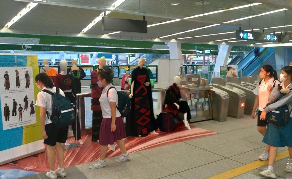 图为亚大时尚系在台中捷运文心中清站的展示作品，吸引搭捷运的学生驻足欣赏