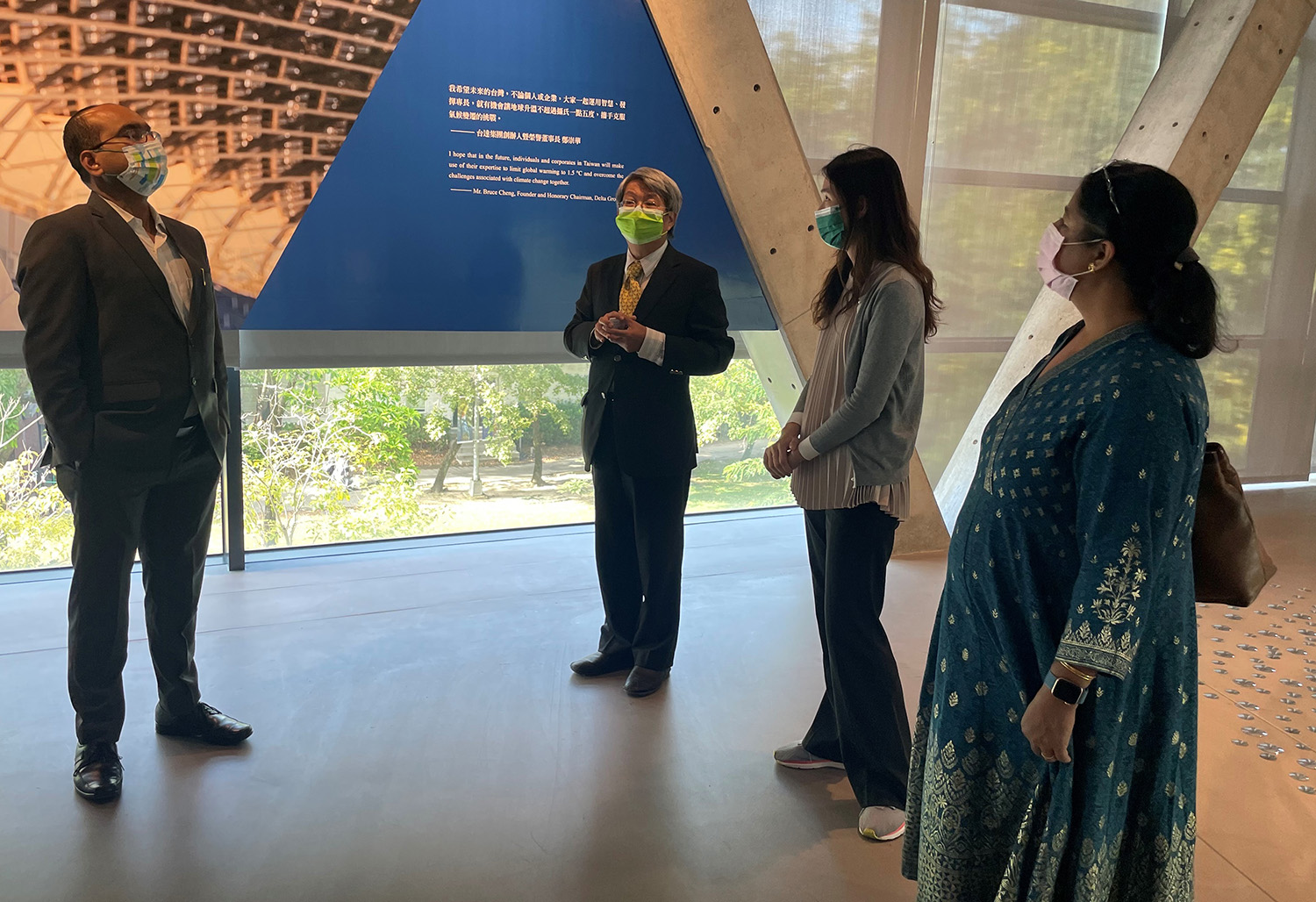 圖為印度國會議員Sujeet Kumar(左1)參觀亞洲大學現代美術館「地球．脈動中」特展，由亞美館長潘襎(左2)導覽