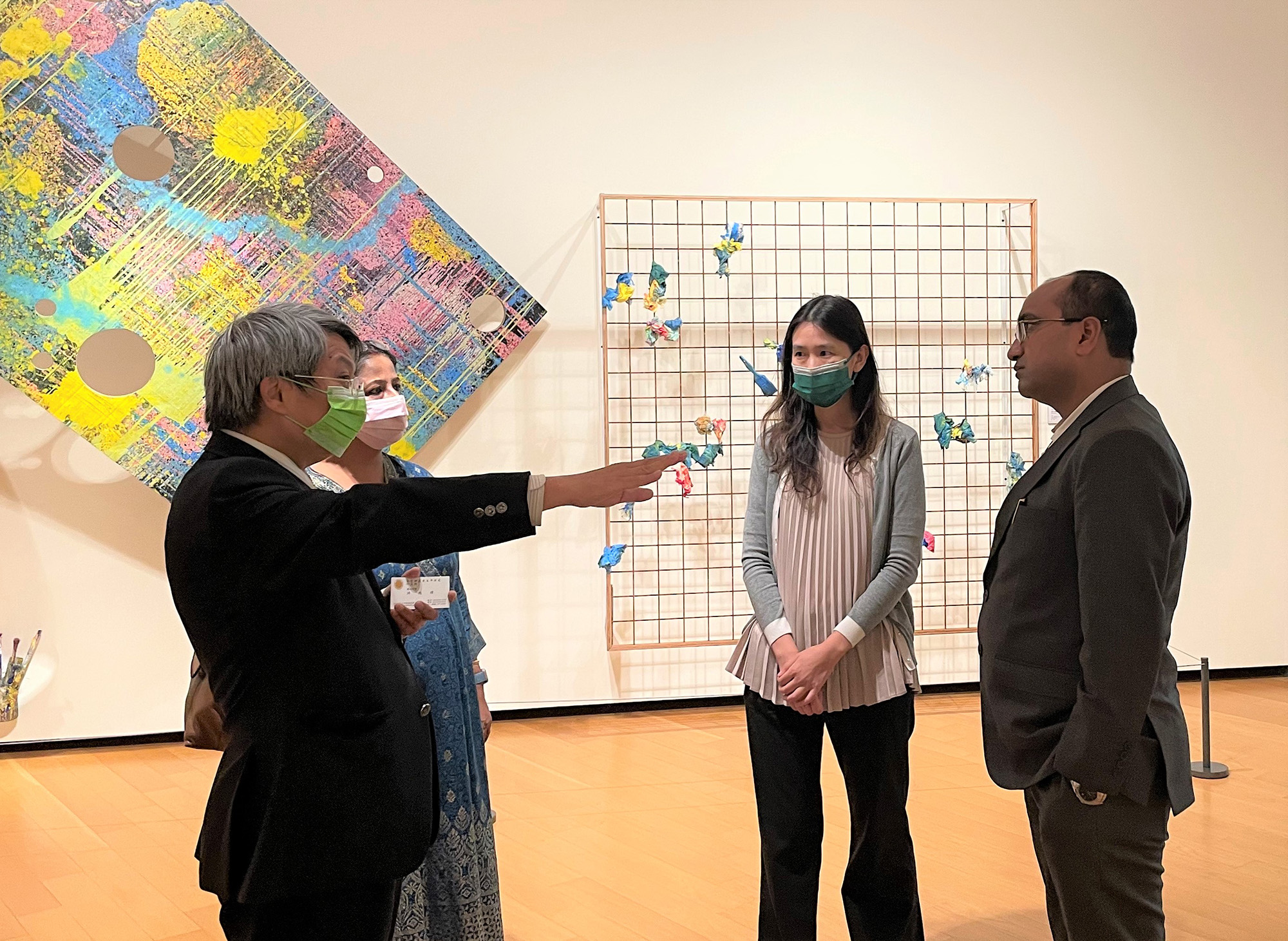 圖為亞大現代美術館長潘襎(左1)，為印度國會議員Sujeet Kumar(右一)導覽，介紹「地球．脈動中」特展中的畫作