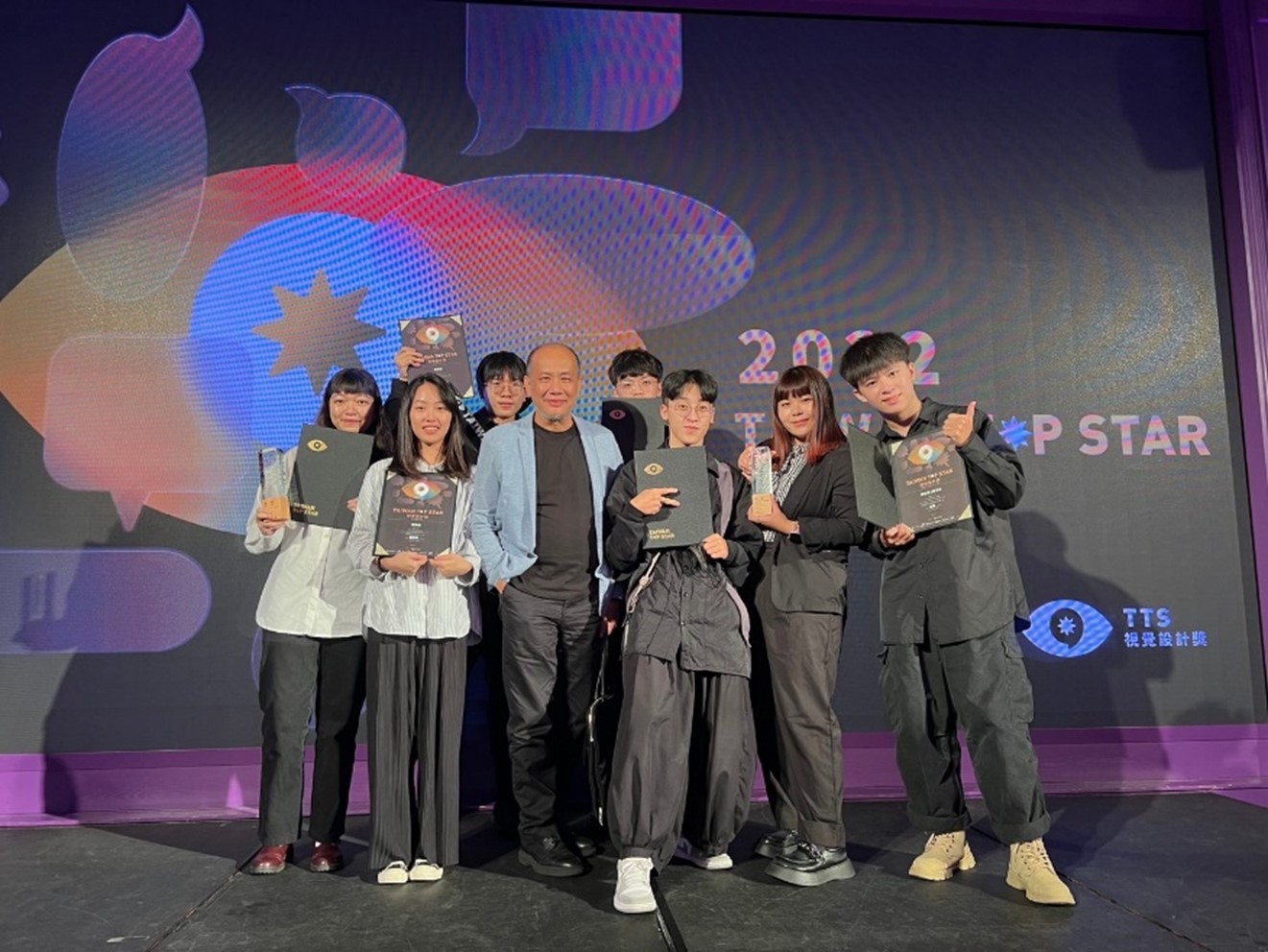 圖為亞大視傳系同學蔣靜萱(左1)，以「STOP ILLEGAL HUNTING」作品獲「2022 Taiwan Top Star視覺設計獎」競賽創業海報類金獎，與指導老師游明龍(左3)及獲獎同學合影