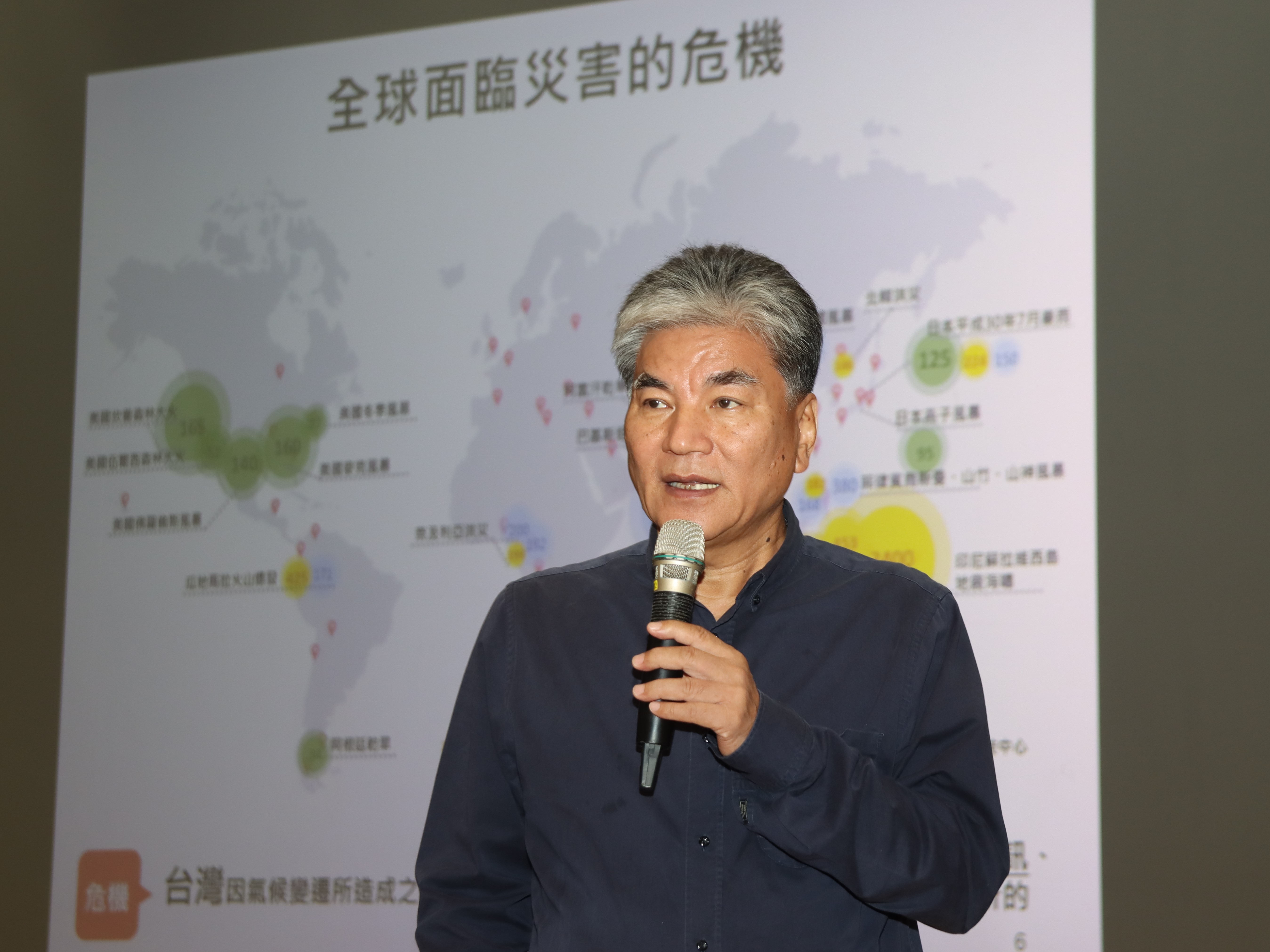 圖為前內政部長、現任台大土木系教授李鴻源，談「氣候變遷的調適策略」。