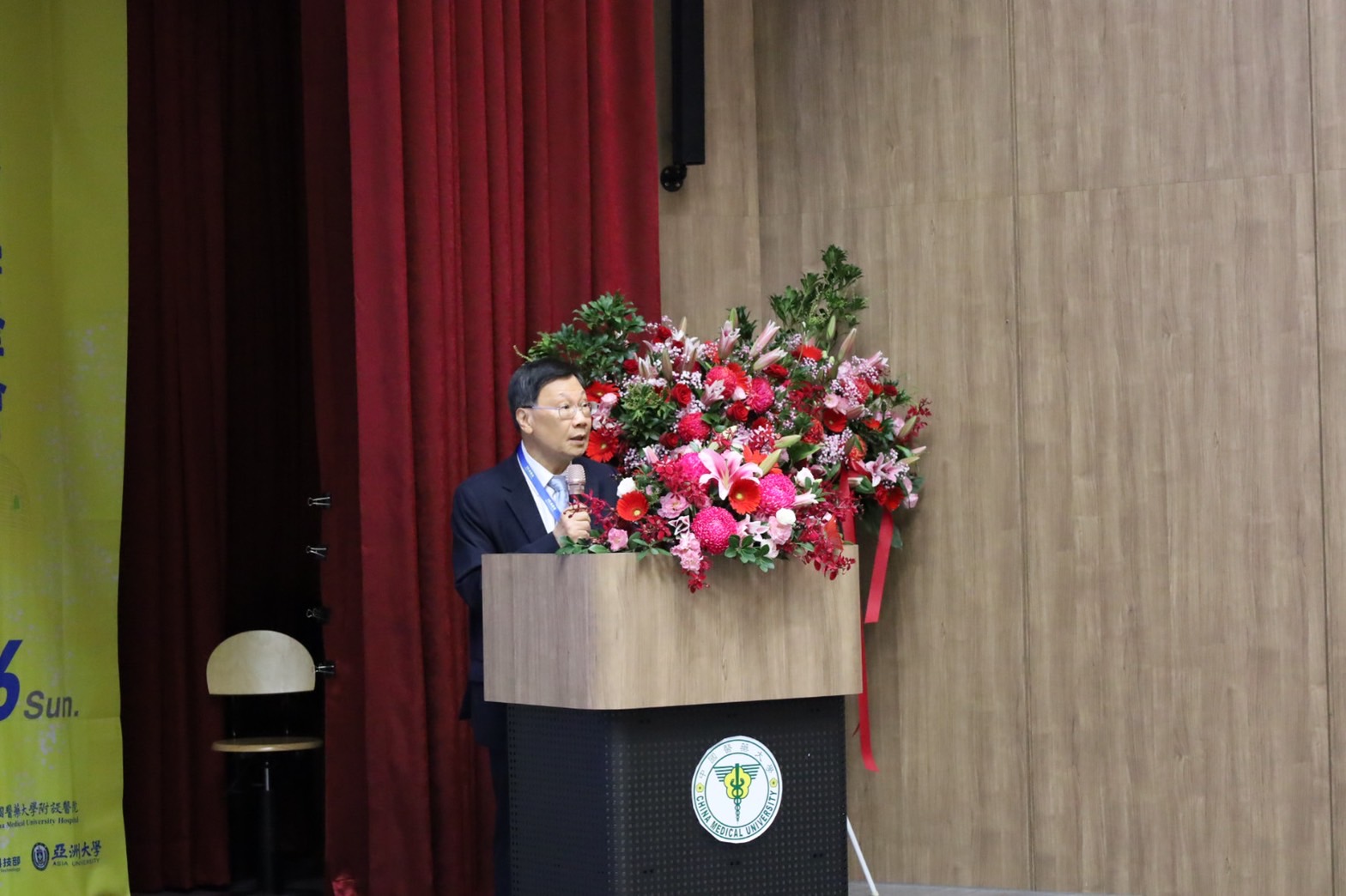 圖為亞洲大學校長蔡進發受邀在「2022台灣國際創新生物醫學峰會」致詞
