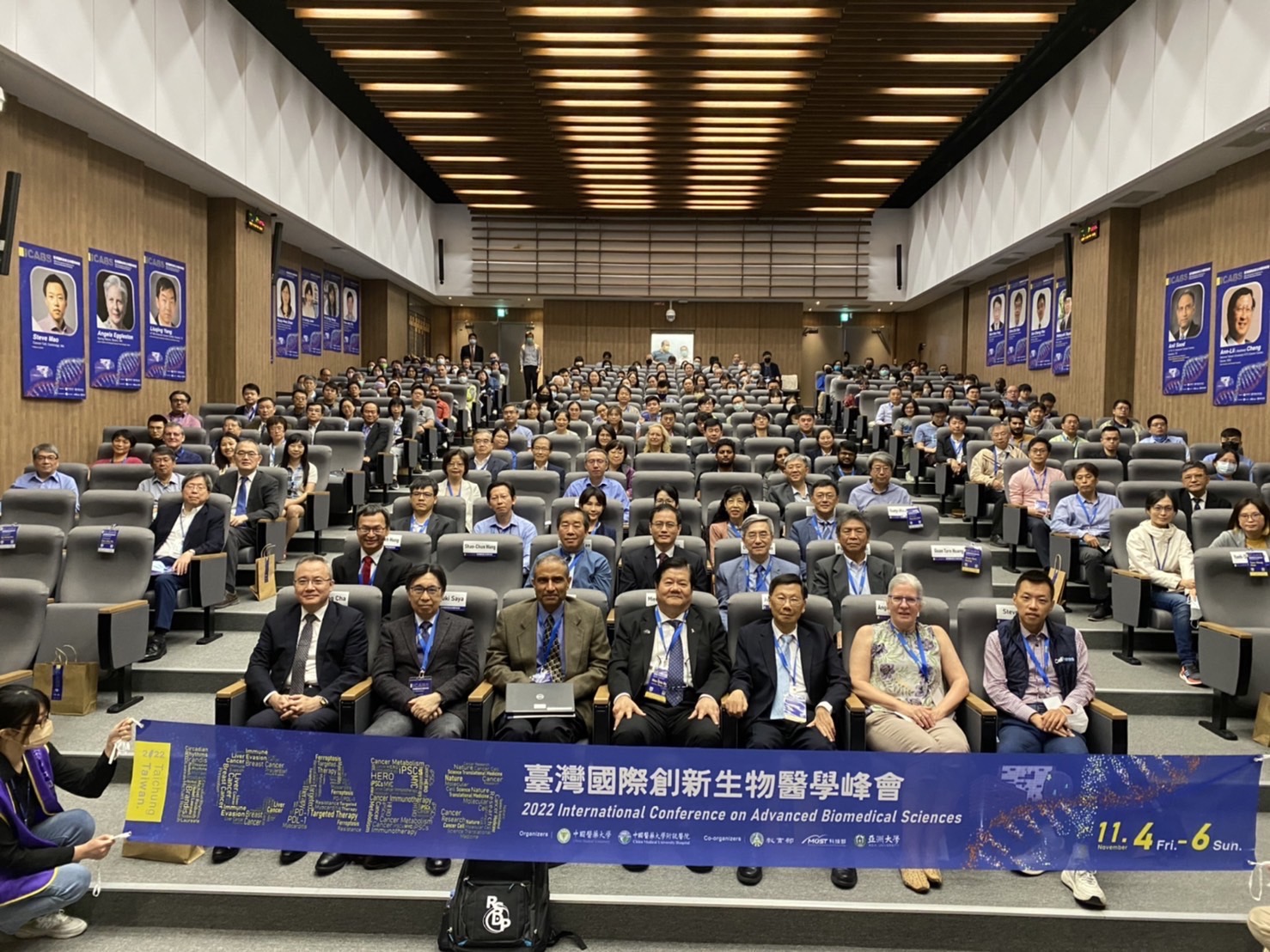 圖為在「2022台灣國際創新生物醫學峰會」上，亞大校長蔡進發(右3)、中醫大校長洪明奇(右4)與出席的國內外專家合影