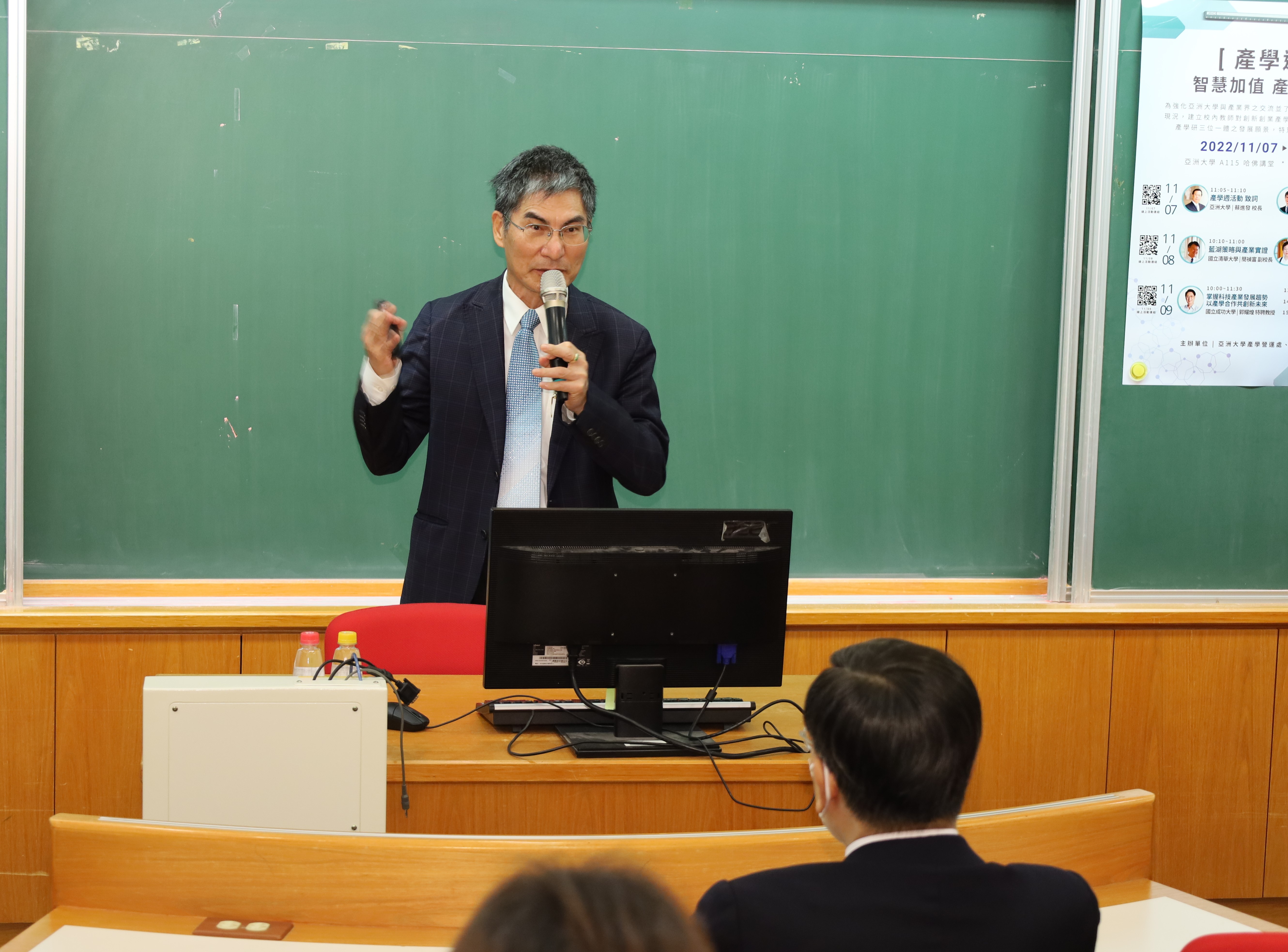 圖為前科技部長陳良基受邀到亞大產學週，談「產學合作的價值」。