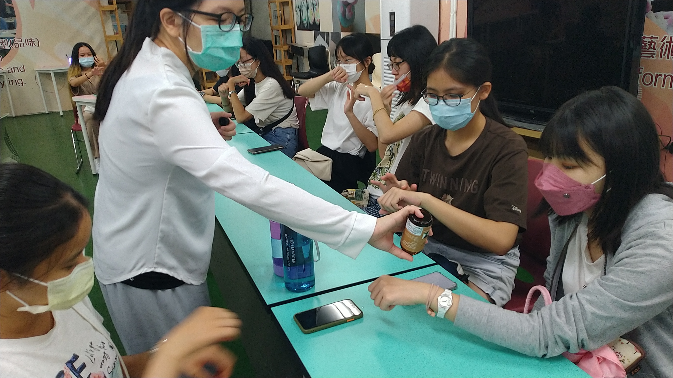 圖為在亞大登峰書苑的芳香療癒課程，參與同學們學習嗅聞精油的芳香療法。