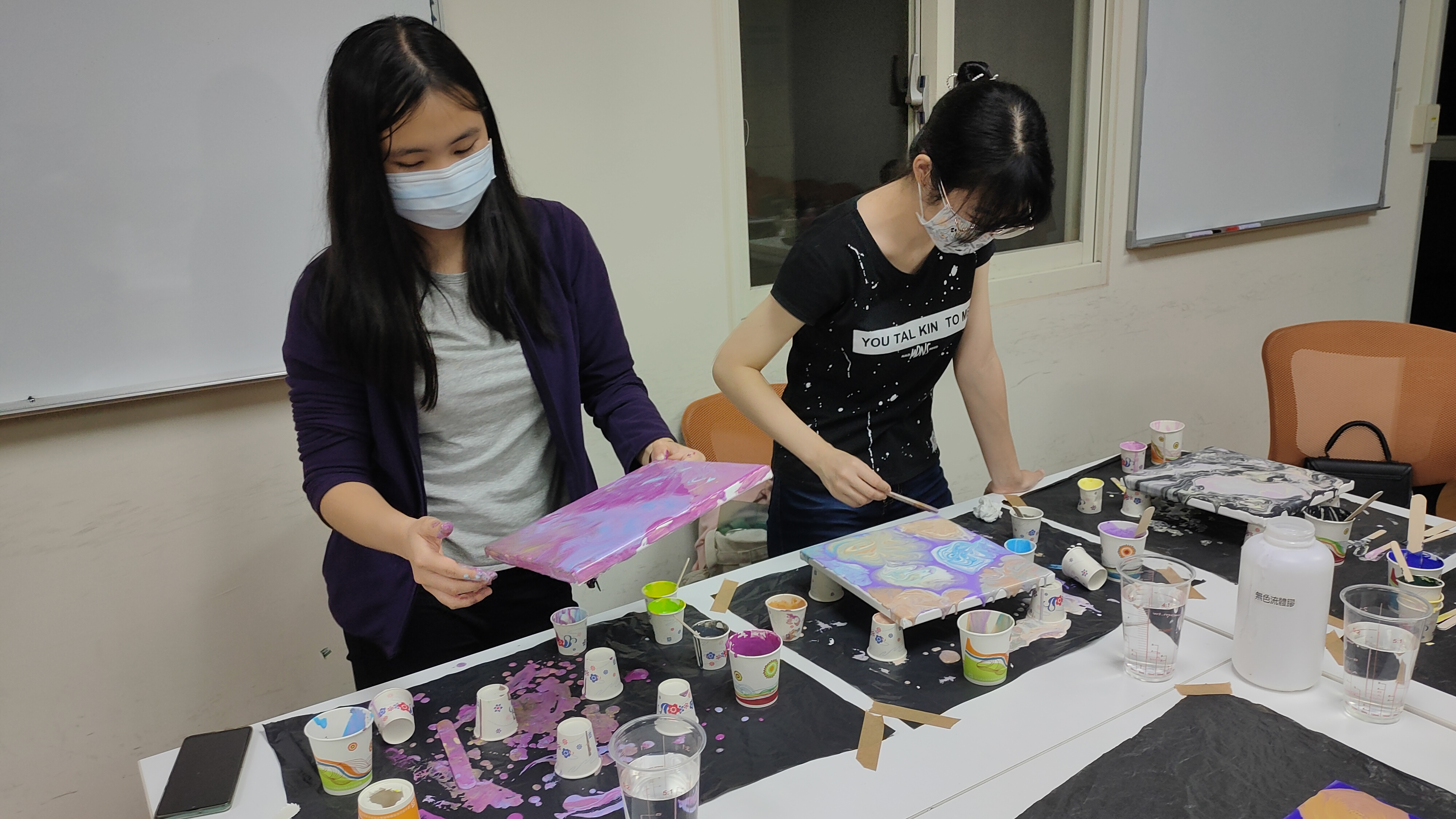 图为在感恩书苑的疗癒流动画课程，参与同学观察颜料在画布上流动的变化。