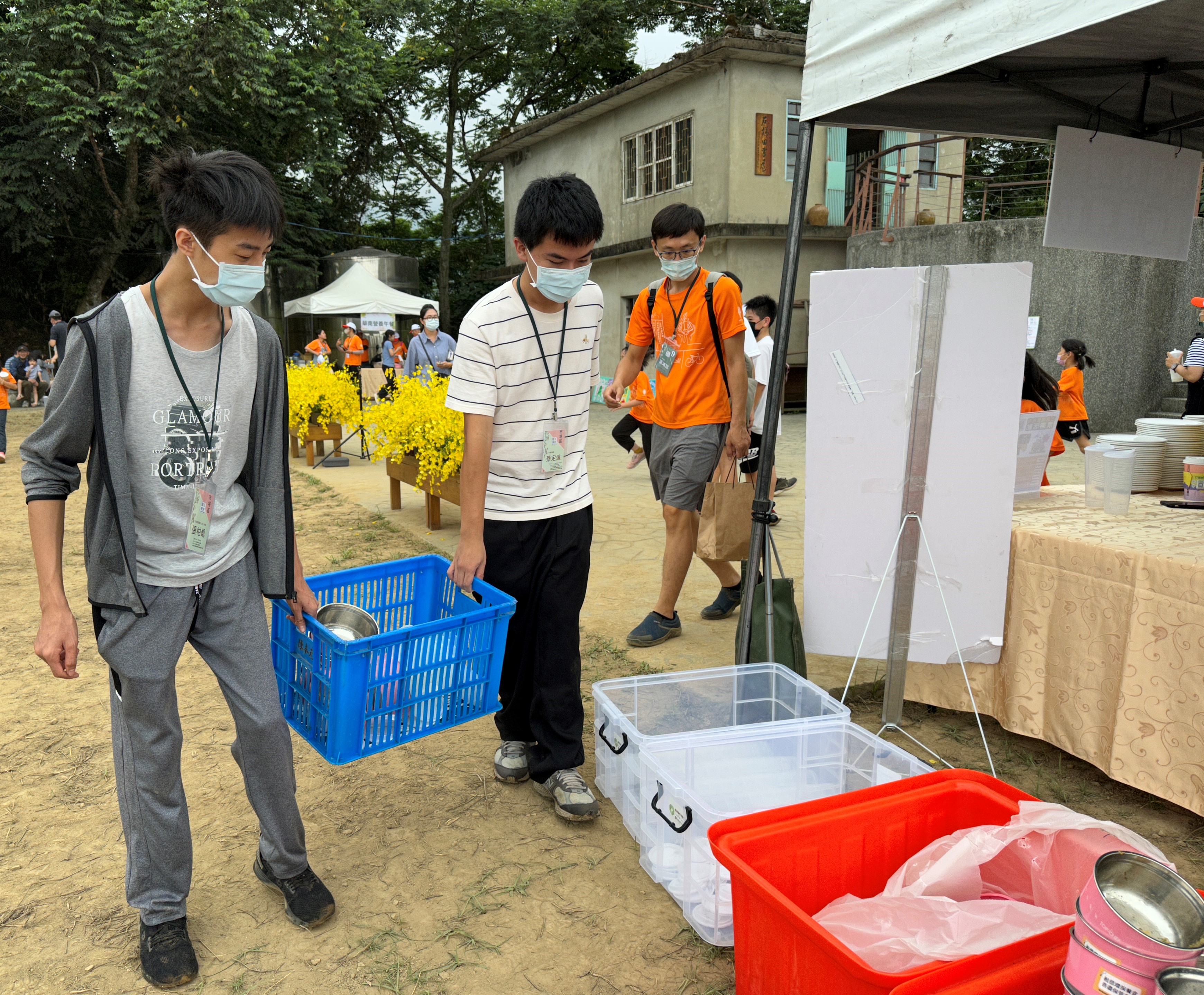 圖為華南社區「謝天祭」祭典參與人數眾多，亞大同學擔任幫手，協助回收及沖洗碗盤。