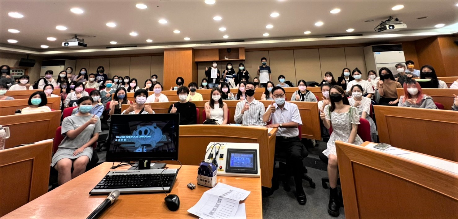 圖為亞大國際學院舉辦「2022-2023赴世界名校學習分享及說明會」，參與同學踴躍。國際學院院長陳英輝(前排右2)，與參加同學合影。
