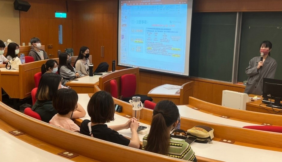 圖為亞大心理系許以佳同學(右)，分享至韓國中央大學研習的心得。