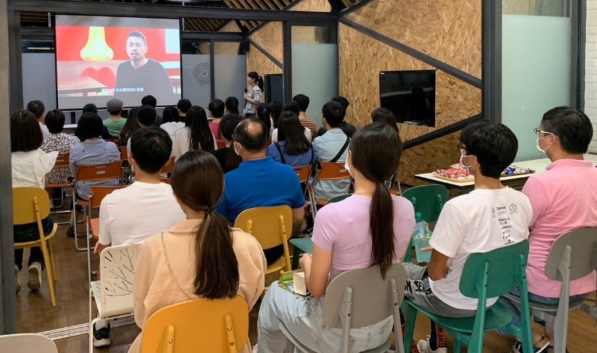 图为亚大设计学院，介绍历年同学参与国际设计竞赛暨发明奖的丰硕成果，展现培育同学前进世界一流设计领域的视野与能力的具体作法。