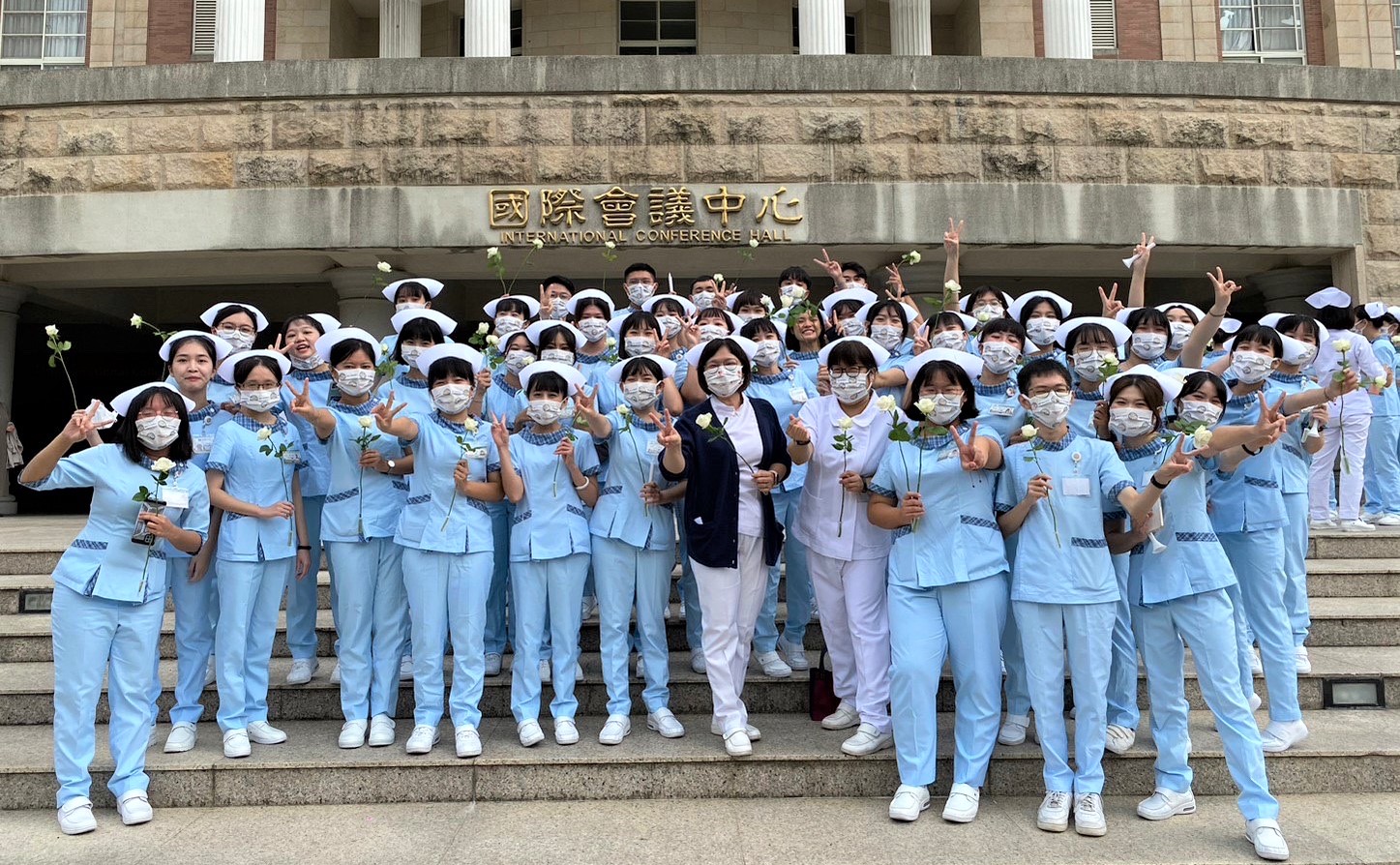 圖為亞大護理學院院長吳樺姍(前排右5)與護理系同學，在加冠傳光典禮後合影。