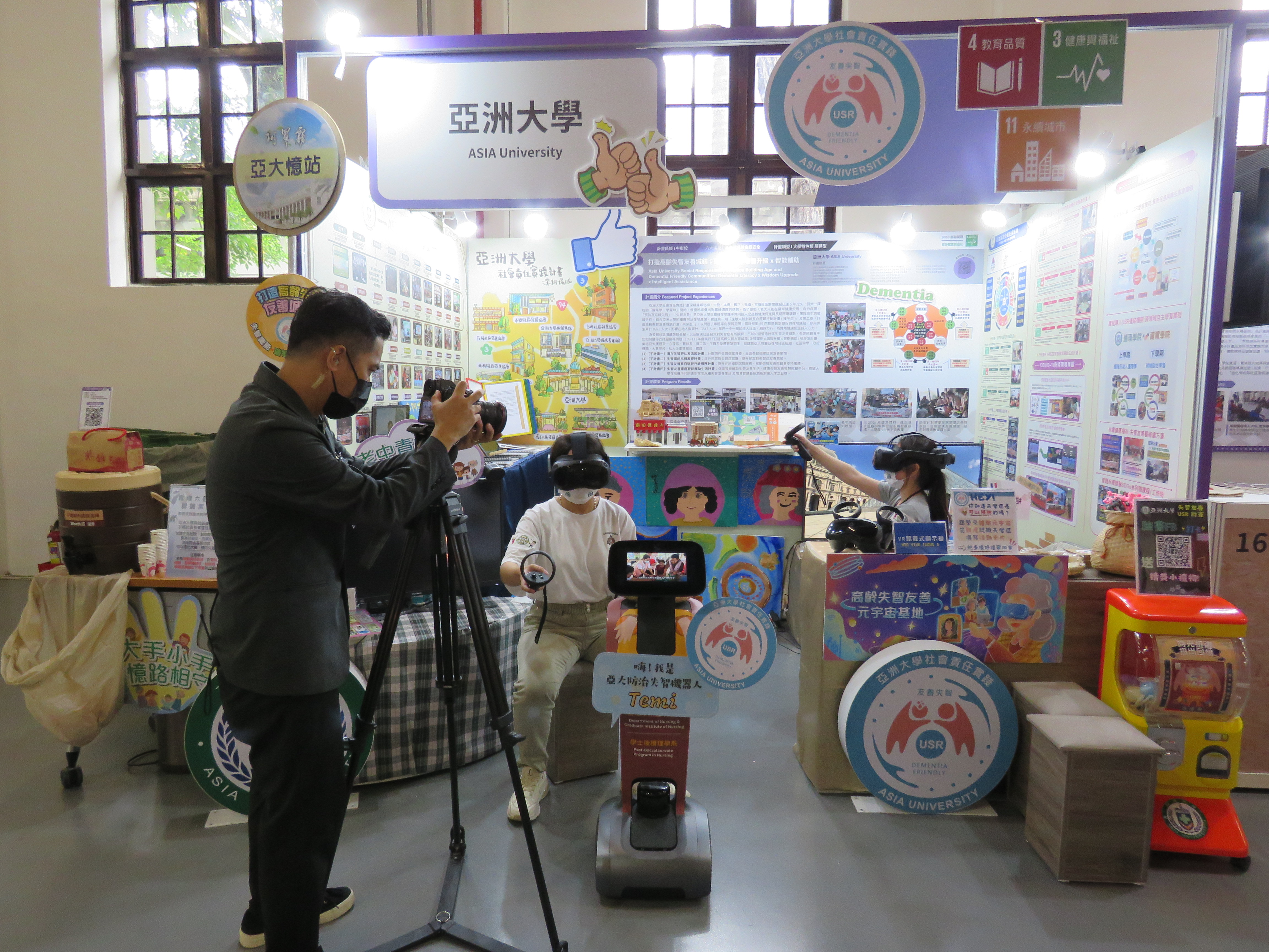 圖為亞大護理學院以「高齡失智友善元宇宙」成果為佈展主題，十分吸睛。