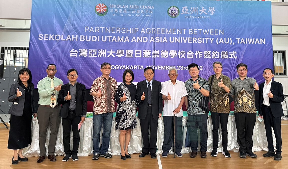 圖為亞大國際學院院長陳英輝(右6)代表亞大，與暱稱「阿公」的李喜慶老先生(右5)所創辦的日惹崇德三語學校，簽署MOU。