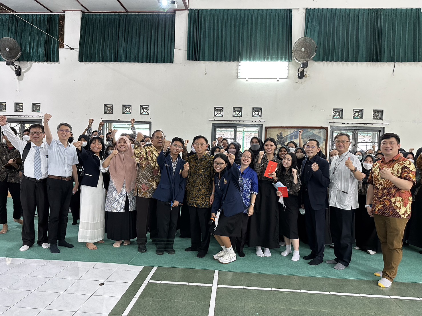 圖為亞大訪問團到印尼多所高中參訪，當地高中生熱情參與招生說明會。