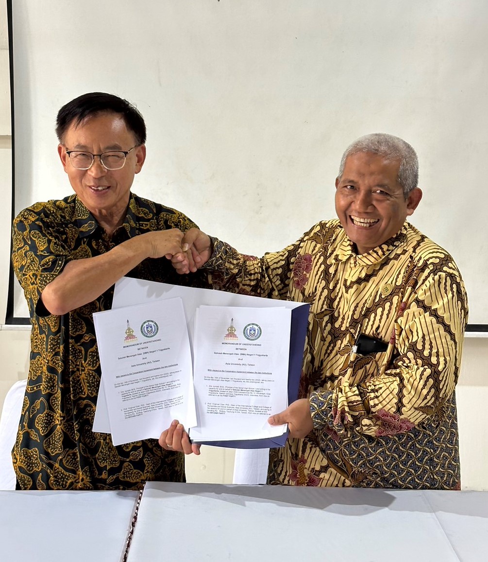 圖為亞大國際學院院長陳英輝(左)，與日惹國立第一高中校長簽署MOU。