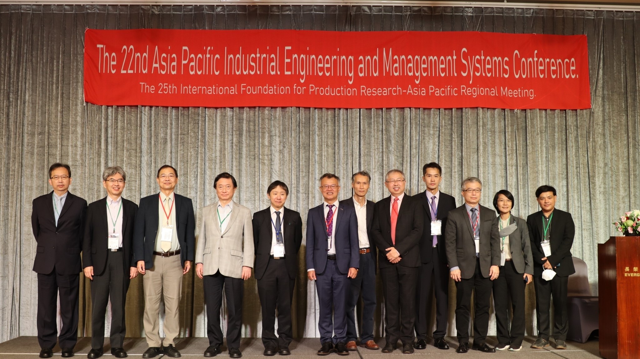 圖為「2022亞太工業工程與管理系統國際研討會」實體和線上同步舉行，亞大管理學院院長林君維(左3)，與亞太地區各國專家學者齊聚此盛會。