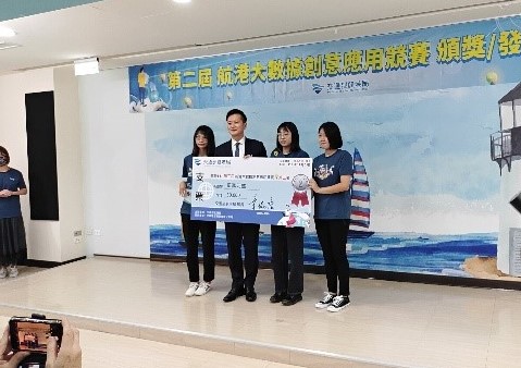 圖為亞大會資系同學獲「2022航港大數據創意應用競賽」第2名，上台領獎。