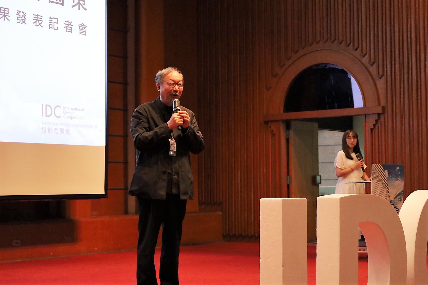 圖為教育部「設計戰國策計畫」主持人、亞大視傳系講座教授林磐聳指出，教育部鼓勵學生參加藝術與設計類國際競賽迄今17年，台灣學生都是國際設計競賽獲獎常客。