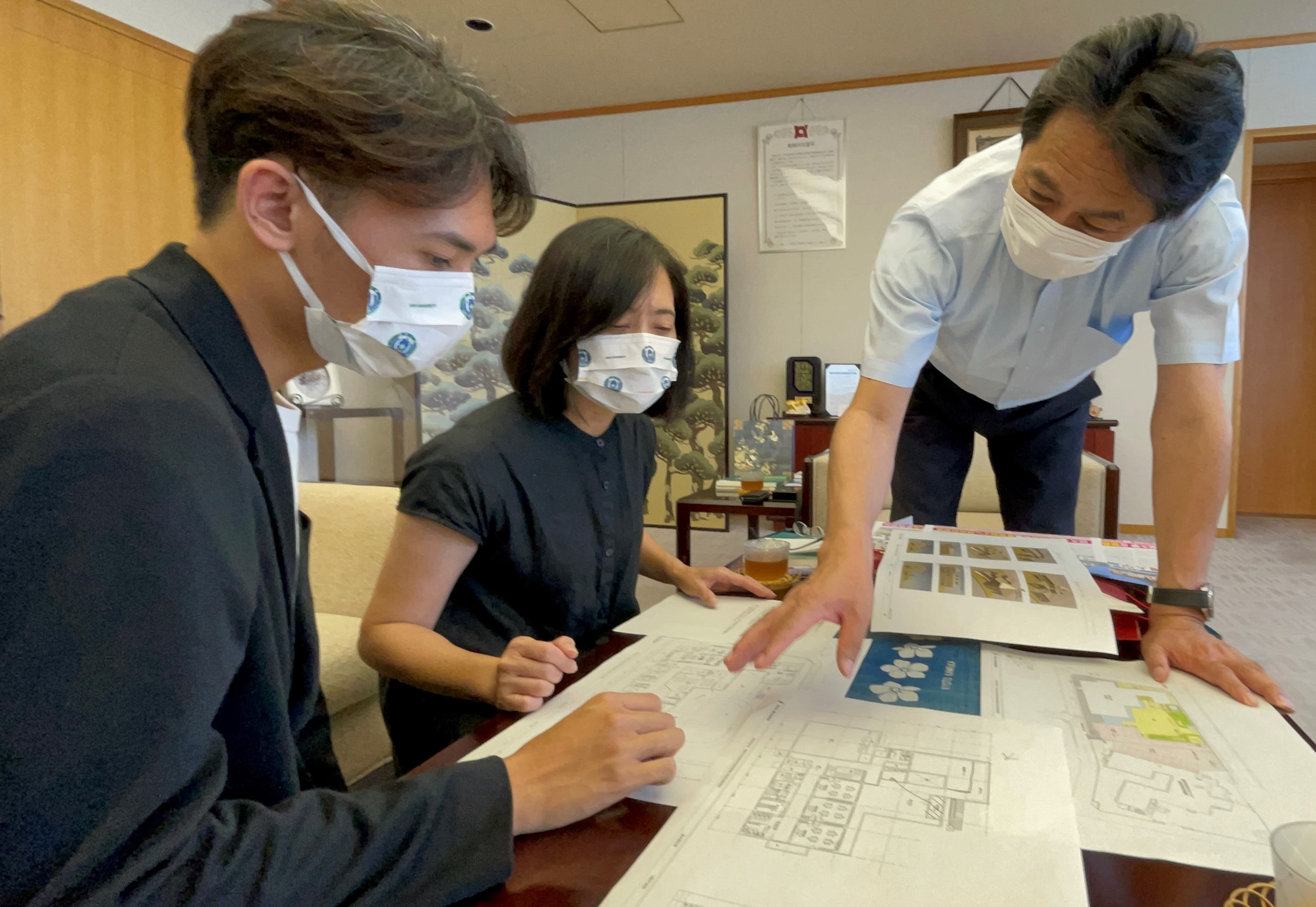 圖為亞大室設系同學，前往日本京都亀岡市實習。亀岡市長桂川孝裕(右1)親自接待說明，讓同學參與設計市府新建幼兒園。亞大同學的設計方案獲議會審議通過將興建，讓同學的設計夢在日本實現。