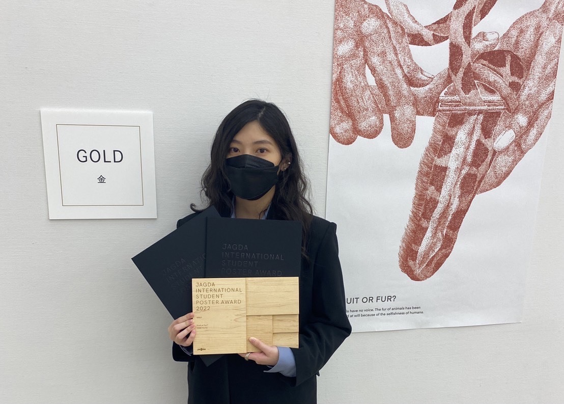 图为亚大视传系同学涂芷妤，她的得奖作品「Fruit or Fur?」，隐喻「人类扒动物的毛皮，就像削水果一样简单」，获国际评审团青睐。