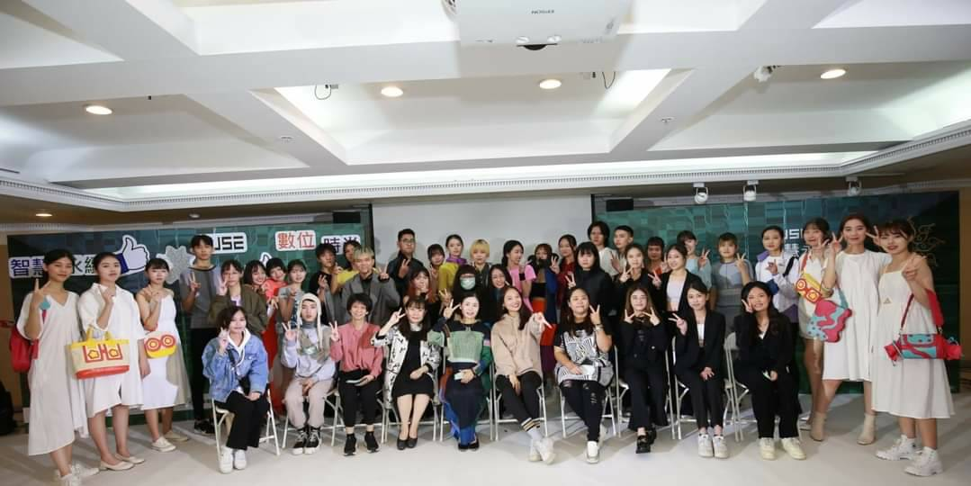 图为亚洲大学时尚系承办「2022纺织相关产业专案计画成果展」，执行团队45位师生合影。