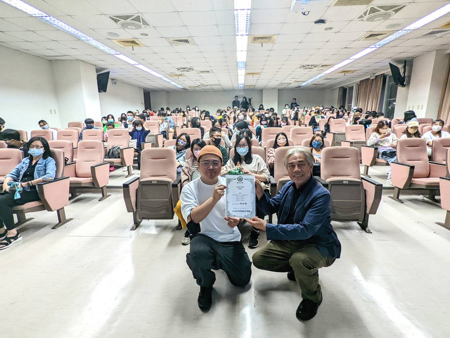 图为亚大设计学院举办「永续设计力」讲座，演讲者廖国凯设计师（前排左）、商设系老师陈齐川（前排右）与同学合影。