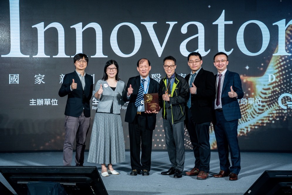 圖為「中亞聯大」多維列印中心研究團隊，研究「開發第二型肺泡類器官用於肺纖維化治療」，榮獲「2022國家新創獎」。