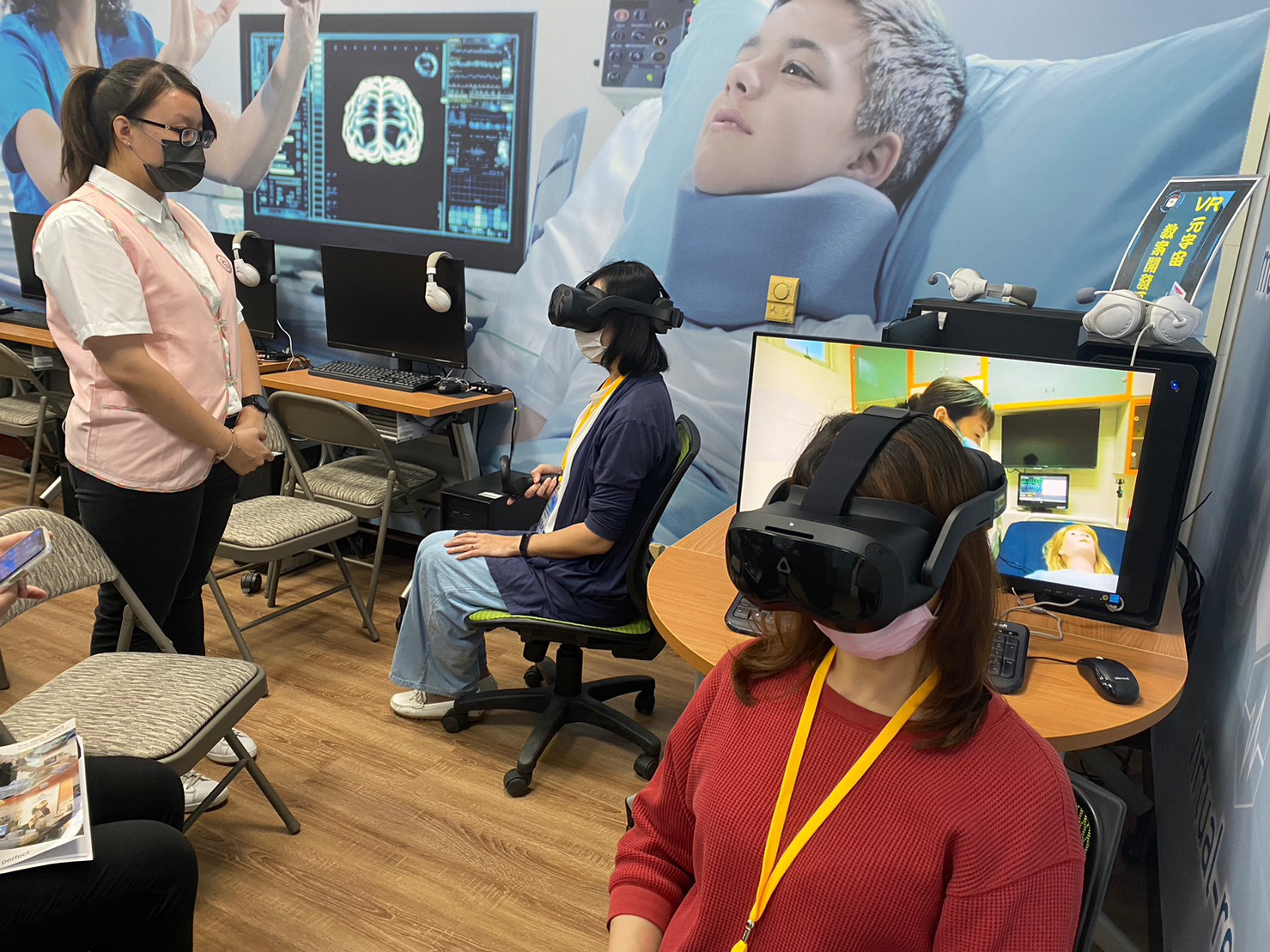 圖為參與研習學員，在亞大護理學院的護理元宇宙基地，體驗各項護理專科VR教案。