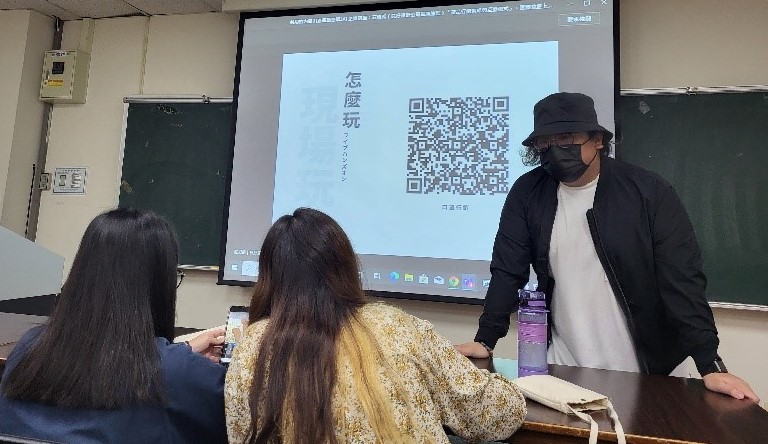 图为良好设计公司品牌总监庄培禹(右),指导同学体验AR口罩。