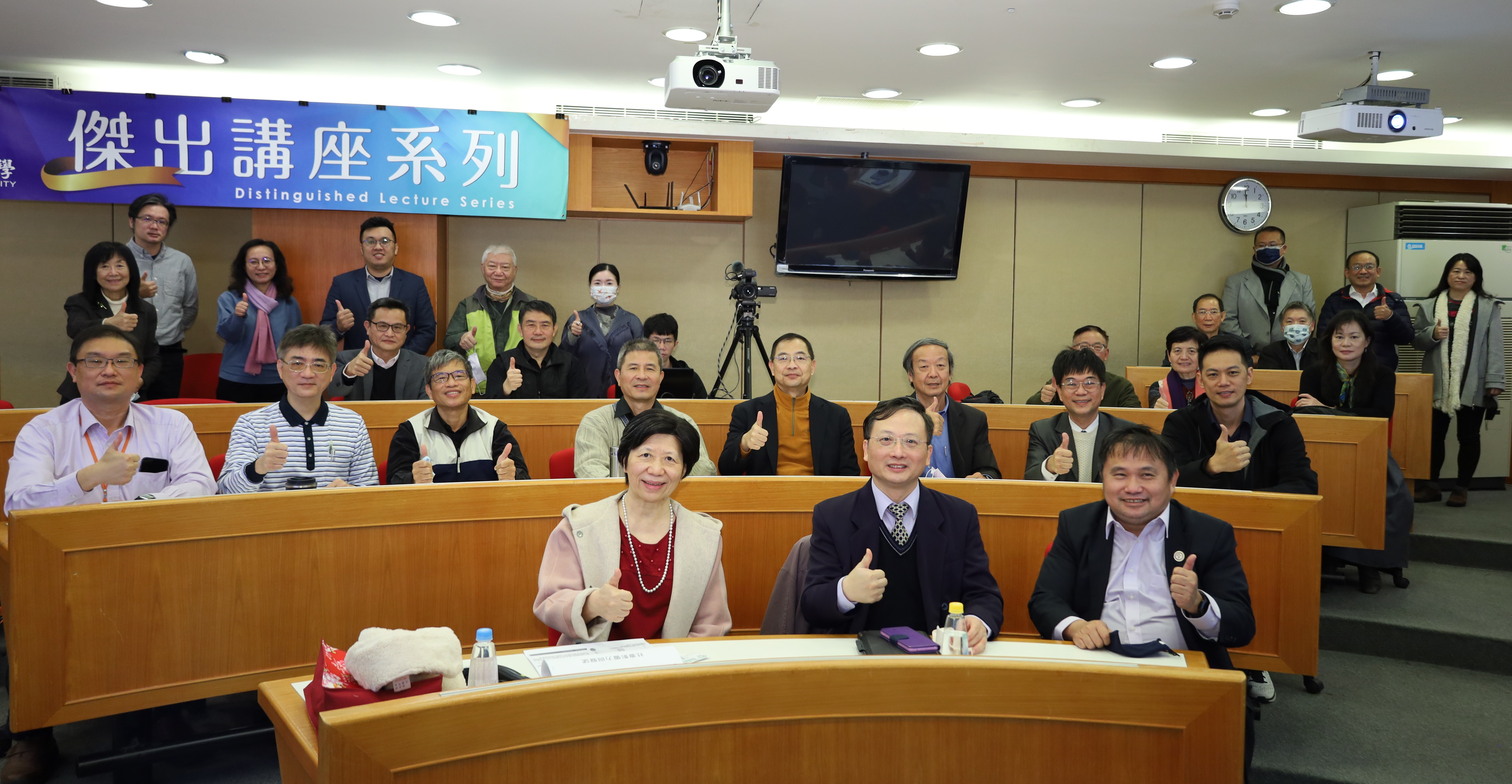 圖為亞大永續發展講座，亞大副校長柯慧貞(前排左1)、演講者余政龍博士(前排左2)，與參與師生合影。