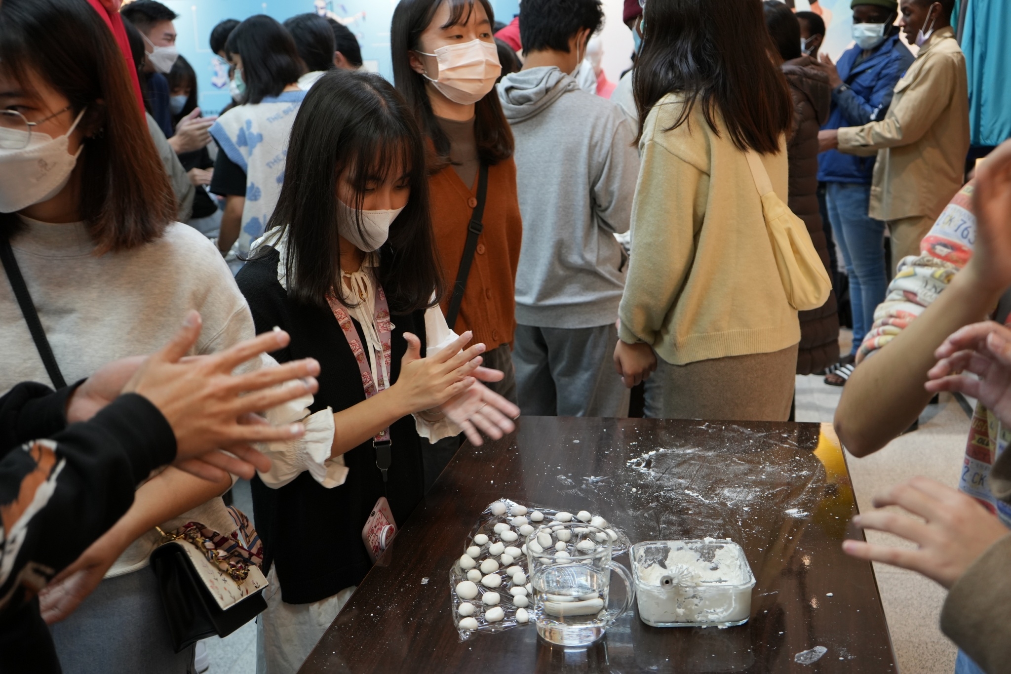 图为亚大管院双联学制同学与国际生,一起搓汤圆、用英语话家常。