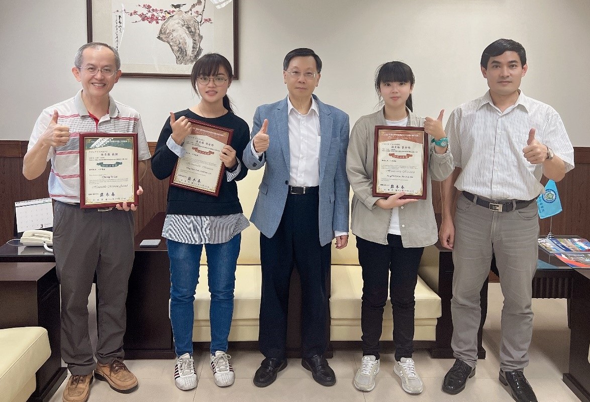 图为亚大校长蔡进发(右3),与(由右而左)资电学院院长许庆贤、获奖资传系同学刘俞均和潘盈臻、指导教授陆清达等人合影。