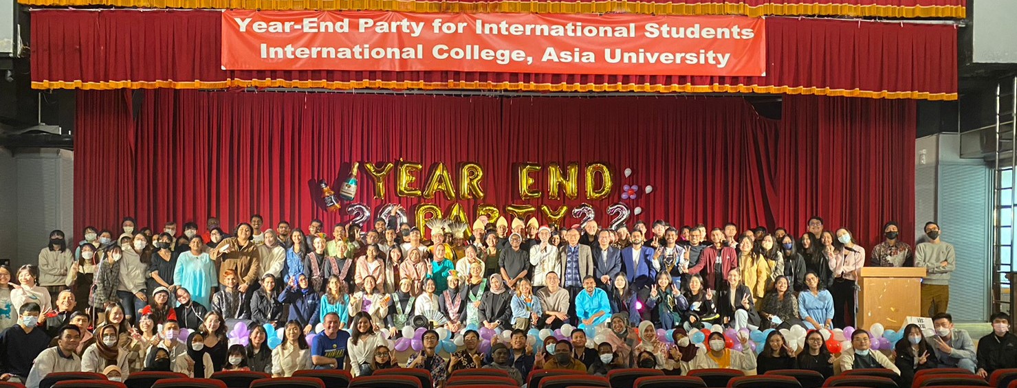 圖為亞大國際生舉辦「2022歲末年終晚會活動」，同學參與熱烈，有400多人同樂