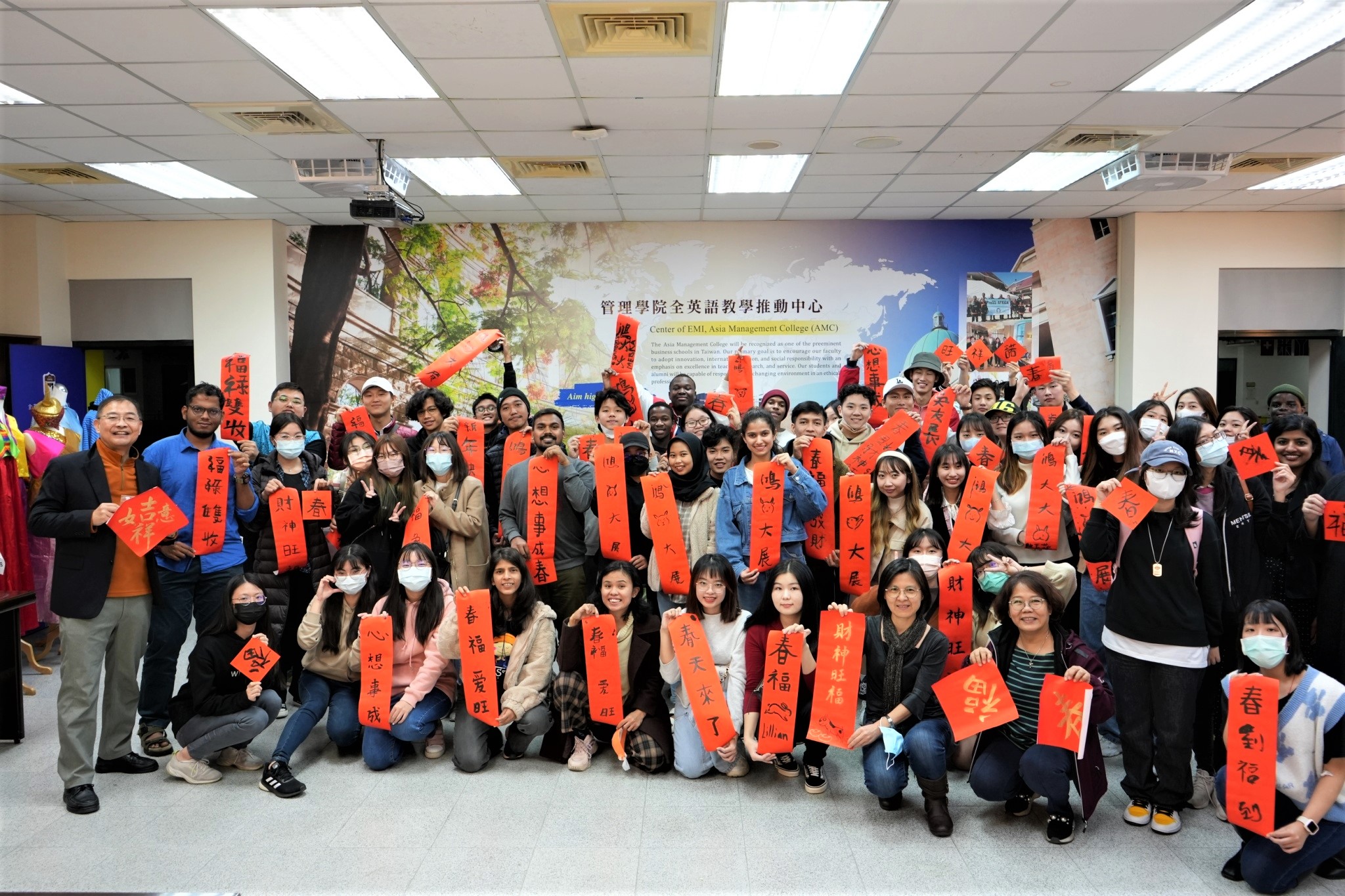 亞大管理學院「國際雙聯學制」學生，與外籍生文化交流，體驗用毛筆寫春聯活動。